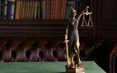 Вісник сексизму 12 На Закарпатті вітчима засудили на довічне за сексуальне насильство над дитиною, мати отримала 15 років в’язниці