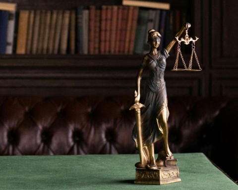 На Закарпатті вітчима засудили до довічного ув’язнення за сексуальне насильство над дитиною, мати отримала 15 років в’язниці