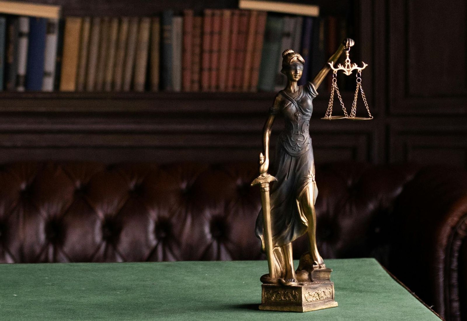 На Закарпатті вітчима засудили до довічного ув’язнення за сексуальне насильство над дитиною, мати отримала 15 років в’язниці