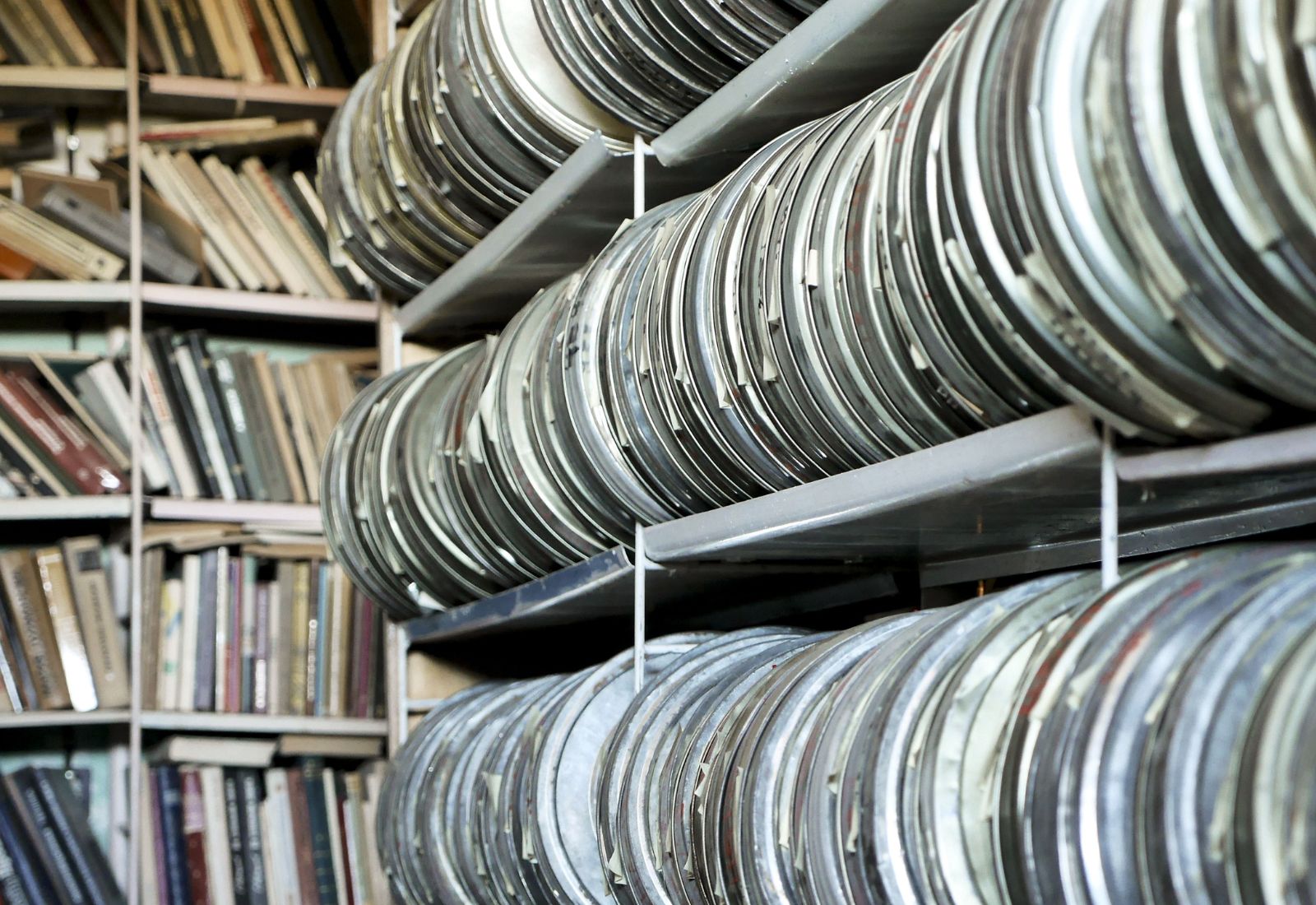 Українські кінематографісти оцифрували 200 унікальних фільмів, створених у перші роки Незалежності країни