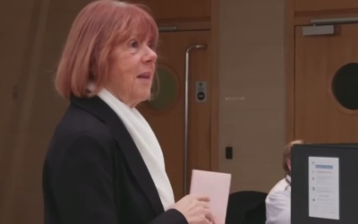 Жизель Пеліко, яка майже 10 років зазнавала сексуального насильства у Франції, виступила у суді