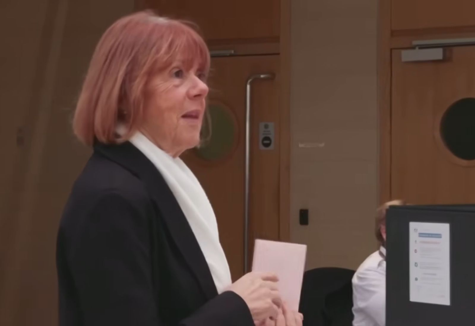 Жизель Пеліко, яка майже 10 років зазнавала сексуального насильства у Франції, виступила у суді