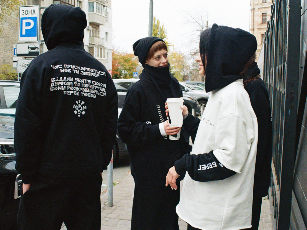 Бренд Support By Poustovit випустив нову колекцію світшотів і худі, присвячену вуличній культурі Києва