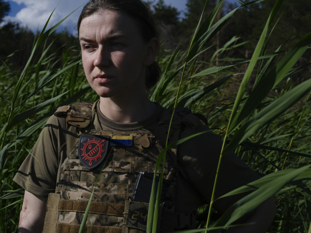 «На війні особистий простір стискається до меж спальника»: Марися М’яновська про фотопроєкт «Зона сейсмічної активності» 