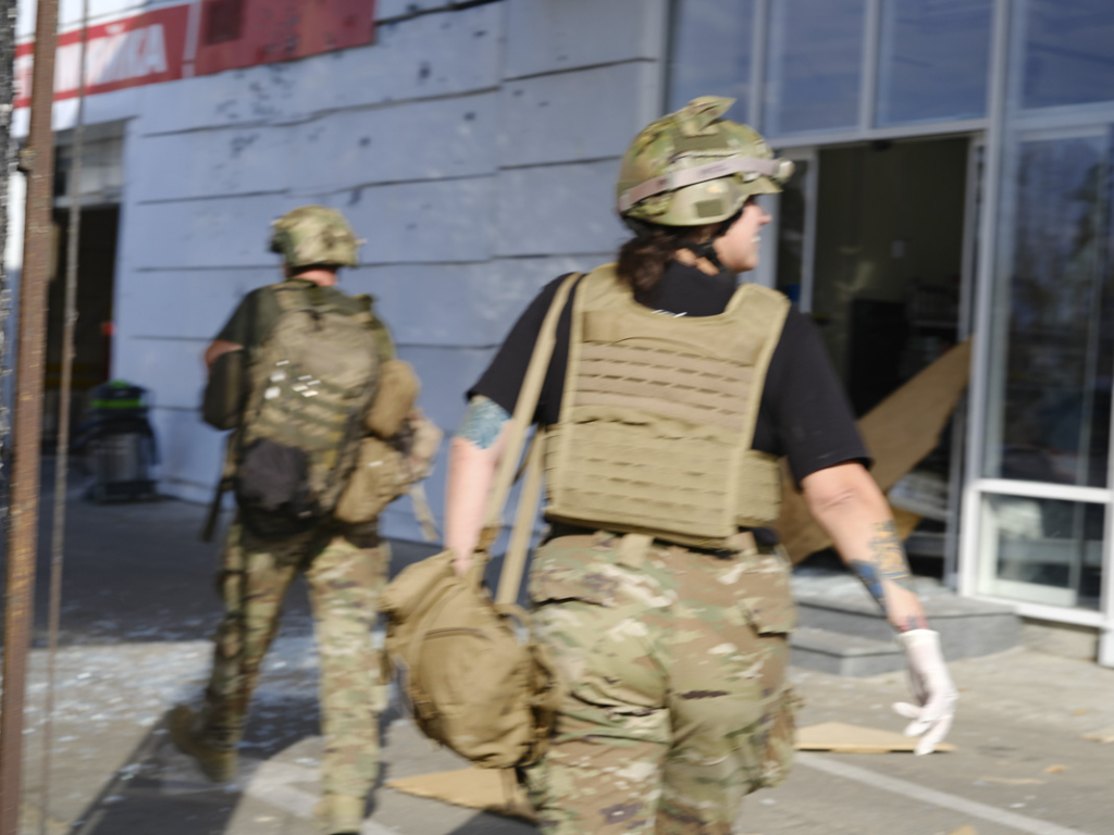 «На війні особистий простір стискається до меж спальника»: Марися М’яновська про фотопроєкт «Зона сейсмічної активності» 