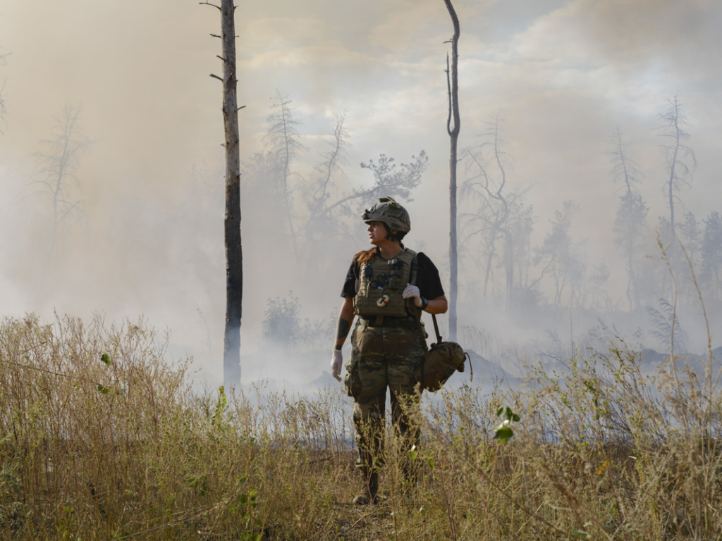 «На війні особистий простір стискається до меж спальника»: Марися М’яновська про фотопроєкт «Зона сейсмічної активності» 