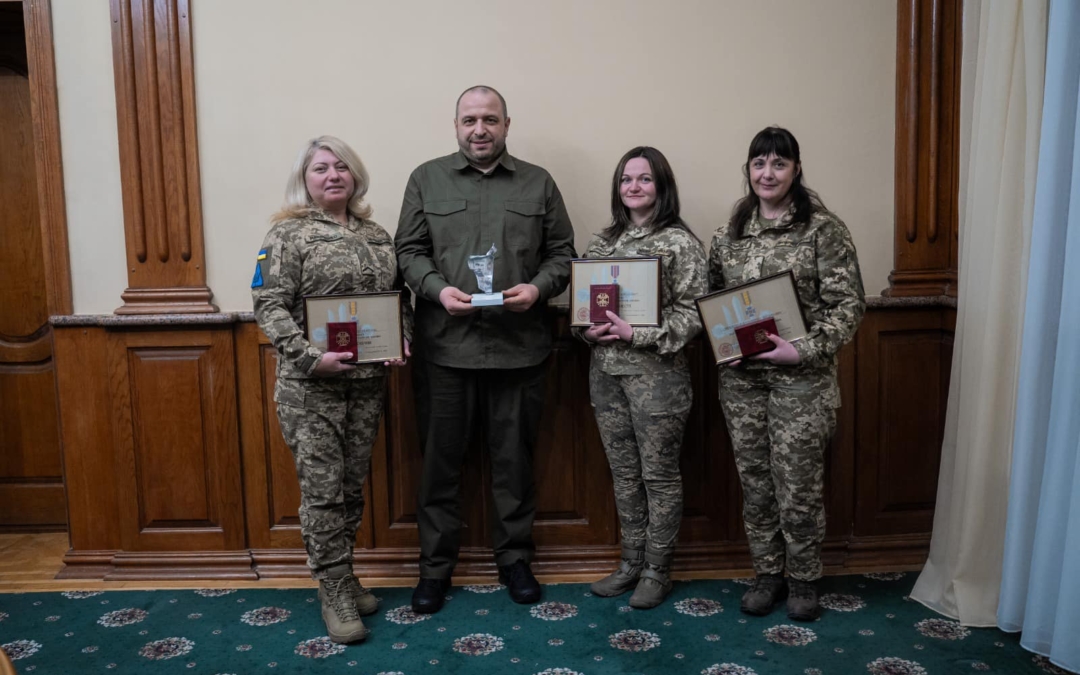 Міністр оборони нагородив трьох військовослужбовиць, які збили російську ракету на Рівненщині