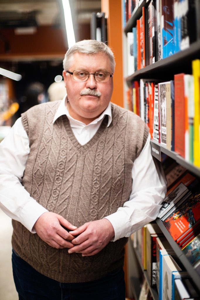 «Перший вінок». Книга-портал для звʼязку з давніми майстринями письма