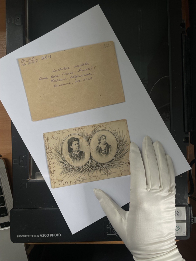 «Перший вінок». Книга-портал для звʼязку з давніми майстринями письма