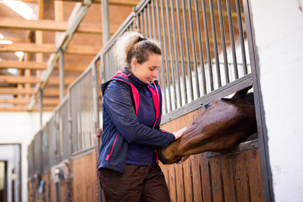 «Це про “я можу”. Попри поранення та травми — я можу це!»: Як психологиня розвиває напрям іпотерапії в Україні