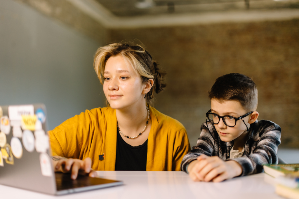 «‎Успіх — це коли дитина після занять із тобою хоче навчатися далі». Чому фахівчині стають менторками для школярів