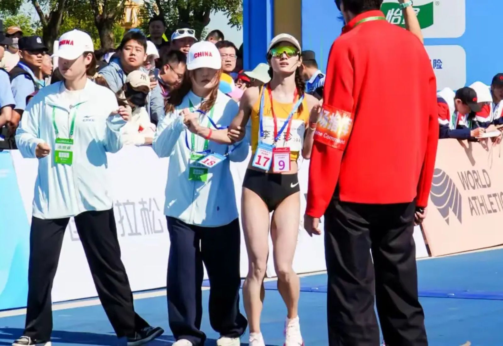 У Китаї стало вірусним відео із бігункою, яка фінішувала на марафоні з сильною менструацією