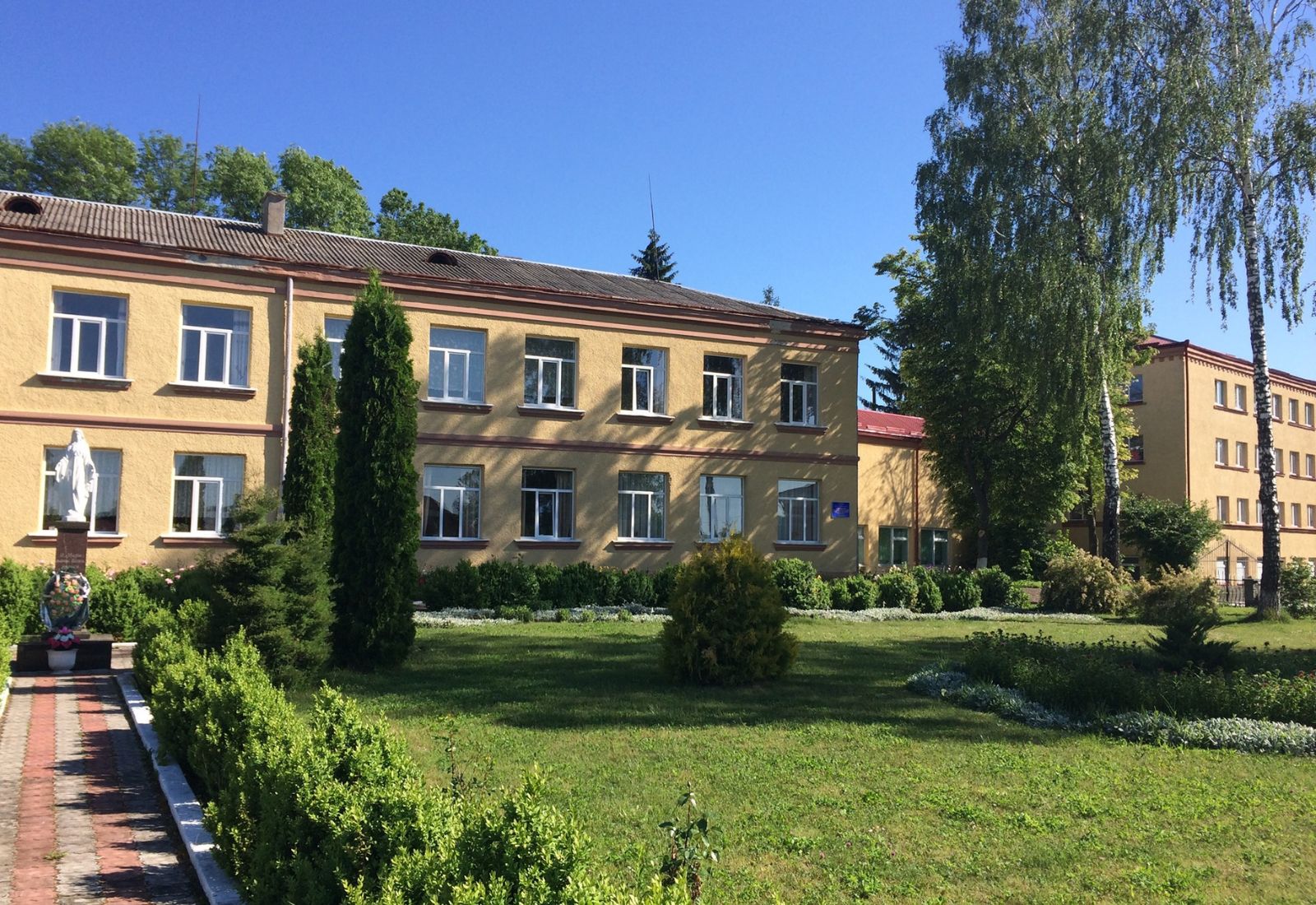 Душ раз на тиждень, зламані меблі та ігрова «для перевірок». З’явились фото спецшколи на Тернопільщині