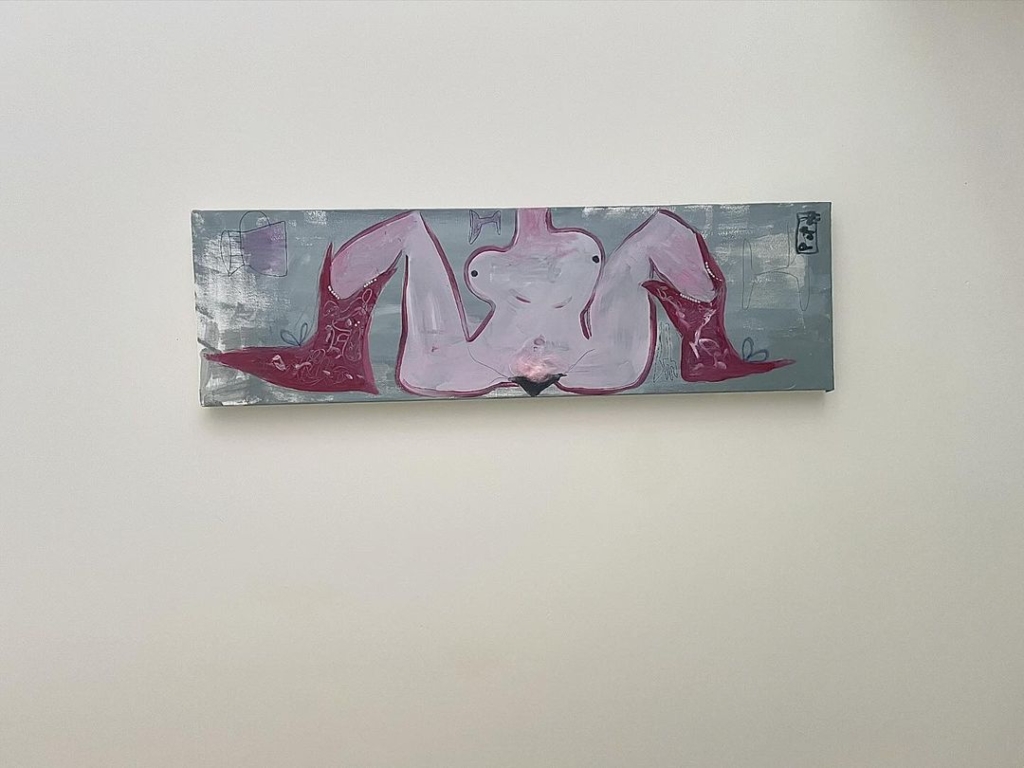 Галерея в Уелсі виставила 50 картин у стилі ню як протест на вимогу прибрати зображення оголеної ковбойки з вітрини