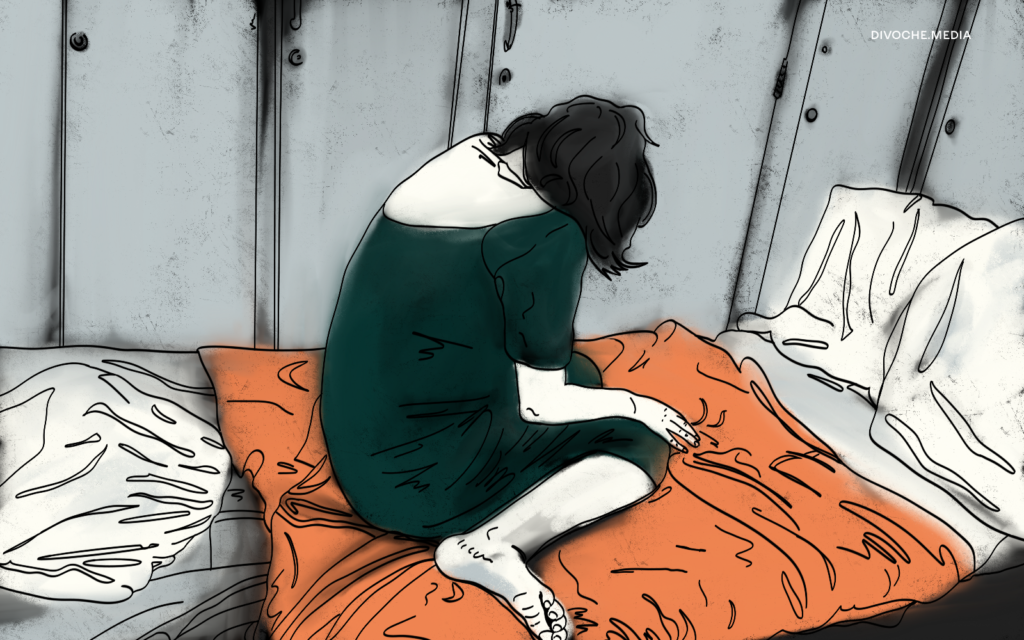 На її плечах