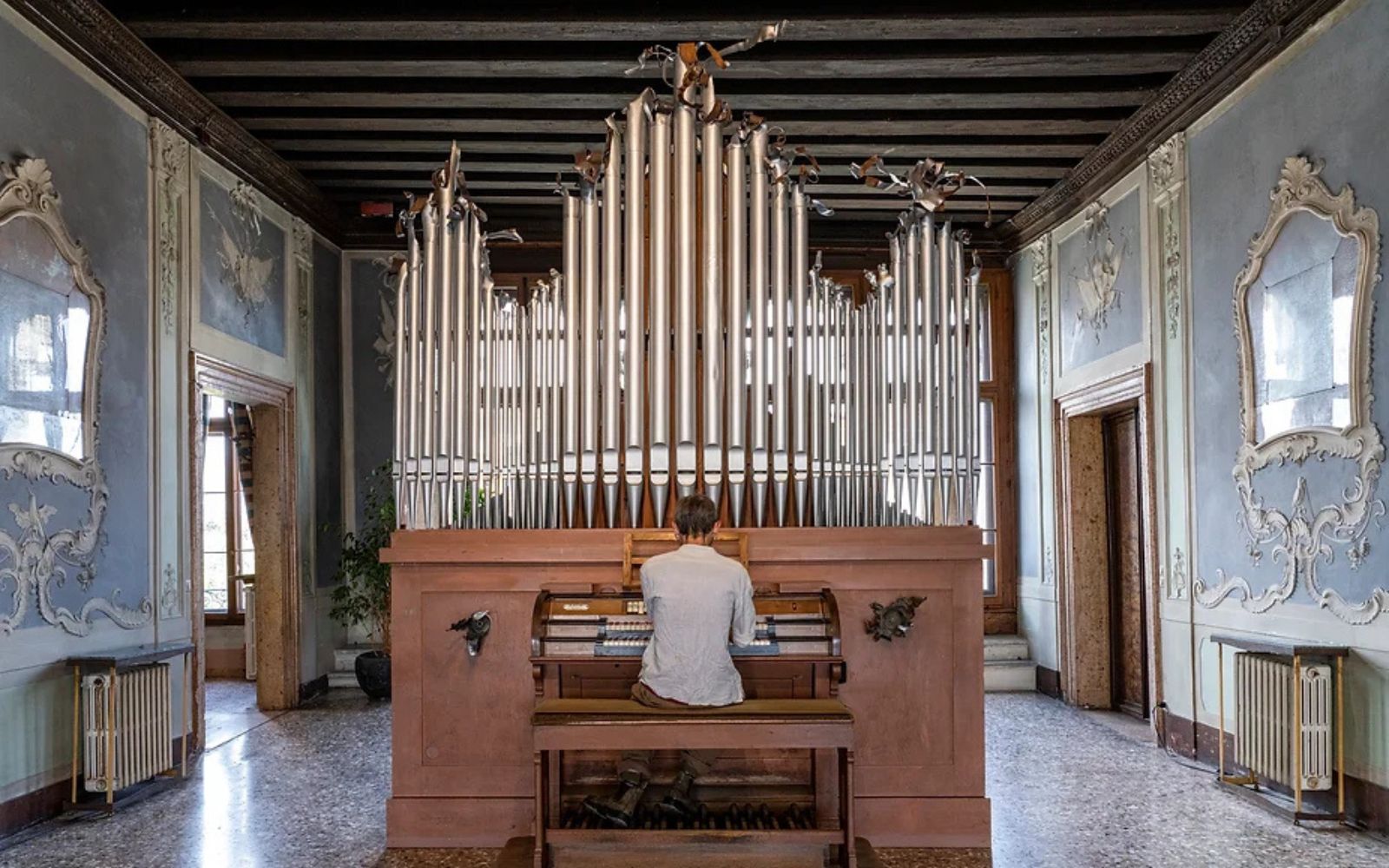 Музичний перформанс від Жанни Кадирової у Львові: на вокзалі встановили орган із фрагментами російських снарядів