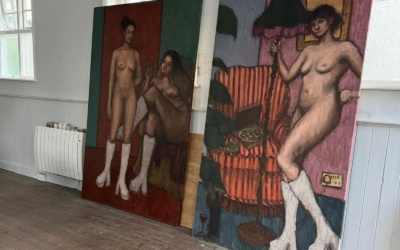 Галерея в Уелсі виставила 50 картин у стилі ню як протест на вимогу прибрати зображення оголеної ковбойки з вітрини