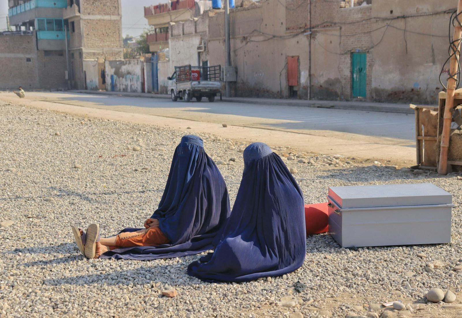 В Афганістані жінок, які через заборону на роботу змушені жебракувати, масово ув’язнюють, ґвалтують та жорстоко б’ють