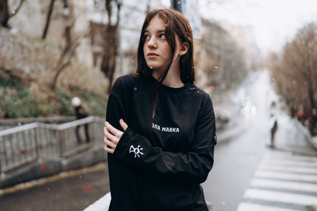 Бренд FMK створив лонгслів на підтримку жіночого руху опору в окупації «Зла Мавка»