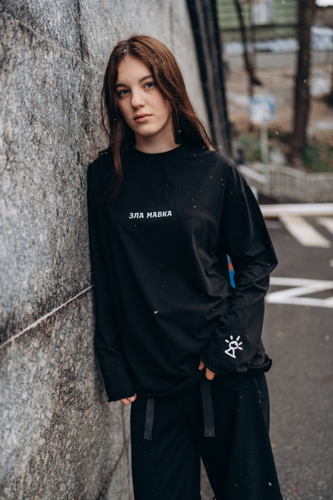 Бренд FMK створив лонгслів на підтримку жіночого руху опору в окупації «Зла Мавка»