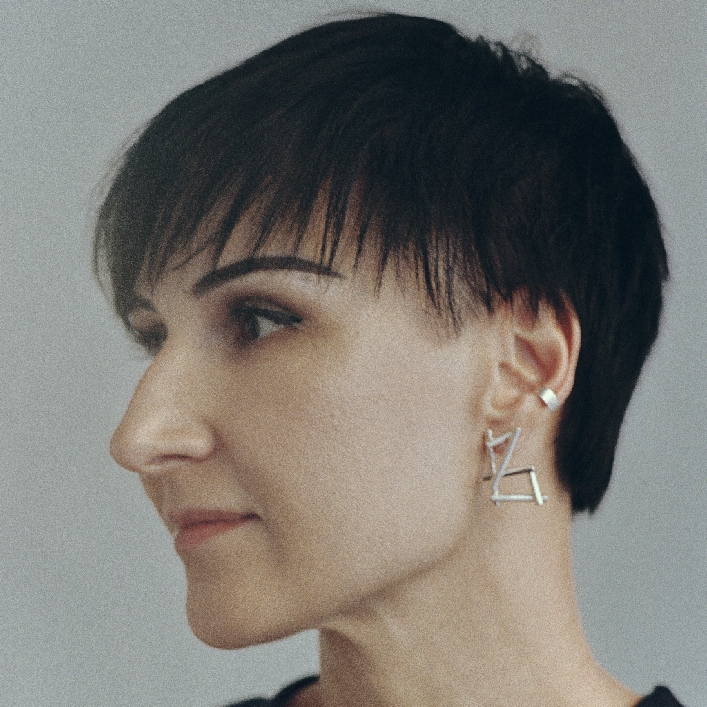 Бренд HVÓYA випустив колекцію моносережок з українським алфавітом: частину коштів від продажу отримає рух Veteranka