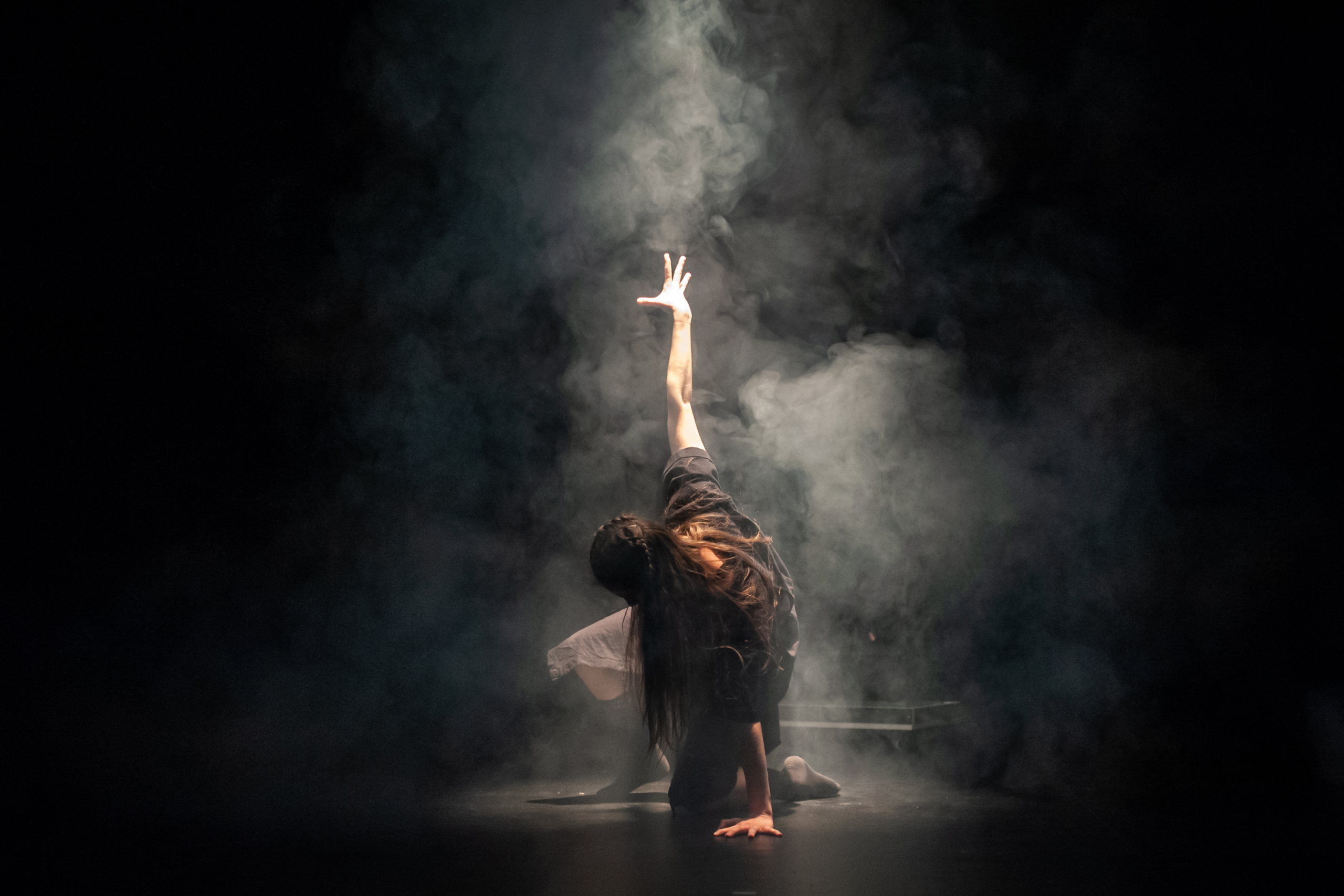 У Києві покажуть пластично-поетичний перформанс про внутрішню опору «ЇЇ MOVA»