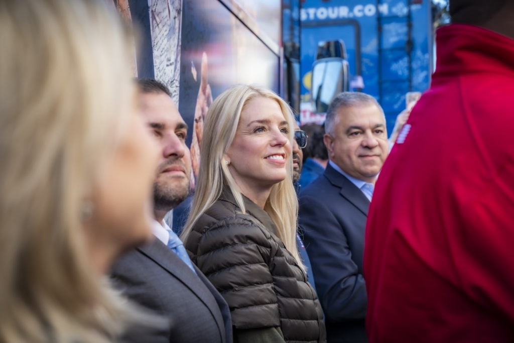 Трамп ненавидить жінок, але призначає їх на топпосади. Розповідаємо про сім політикинь нового уряду та адміністрації США