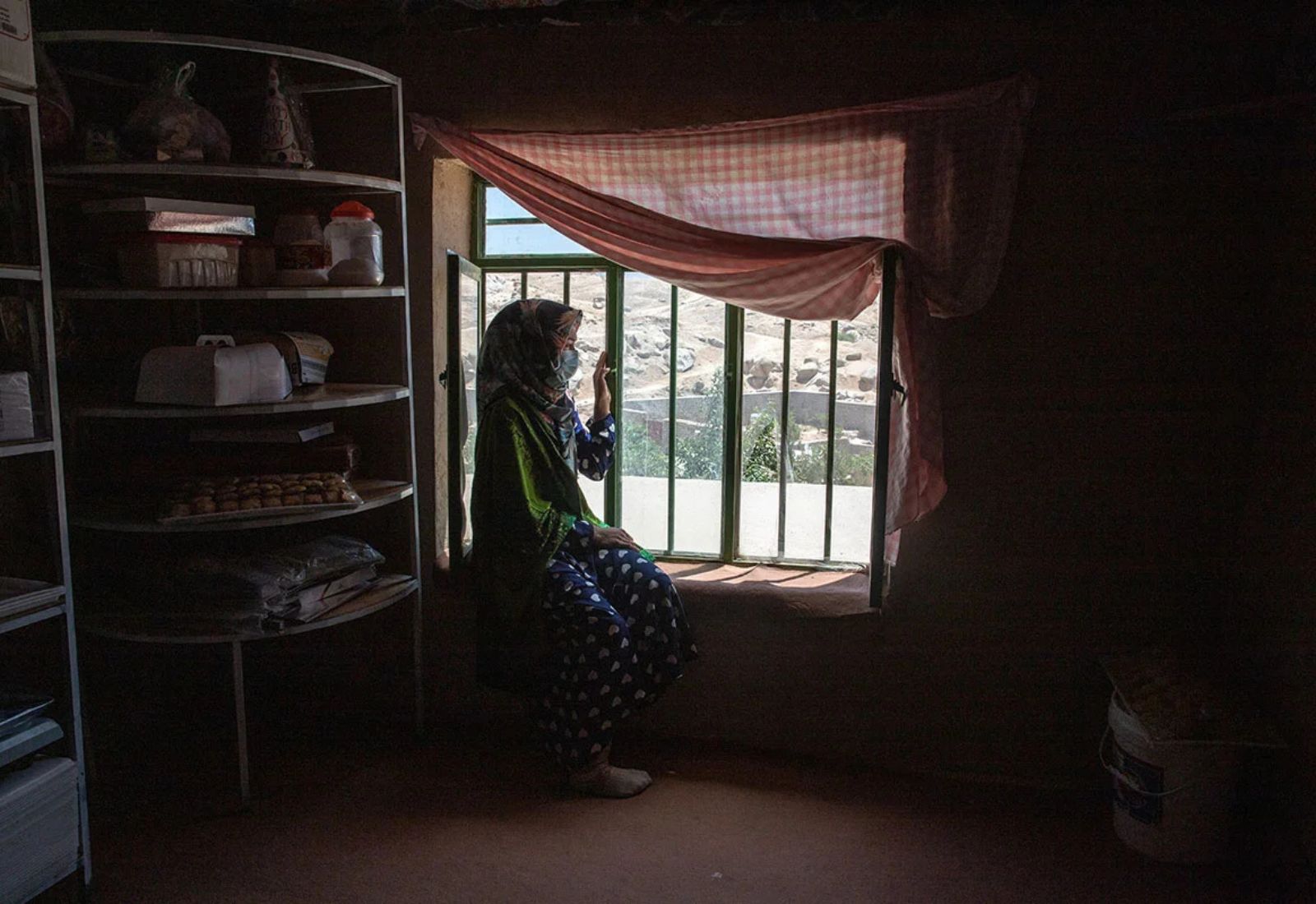 «Талібан» заборонив ставити вікна, з яких видно жінок, та пригрозив закрити громадські організації, де працюють афганки