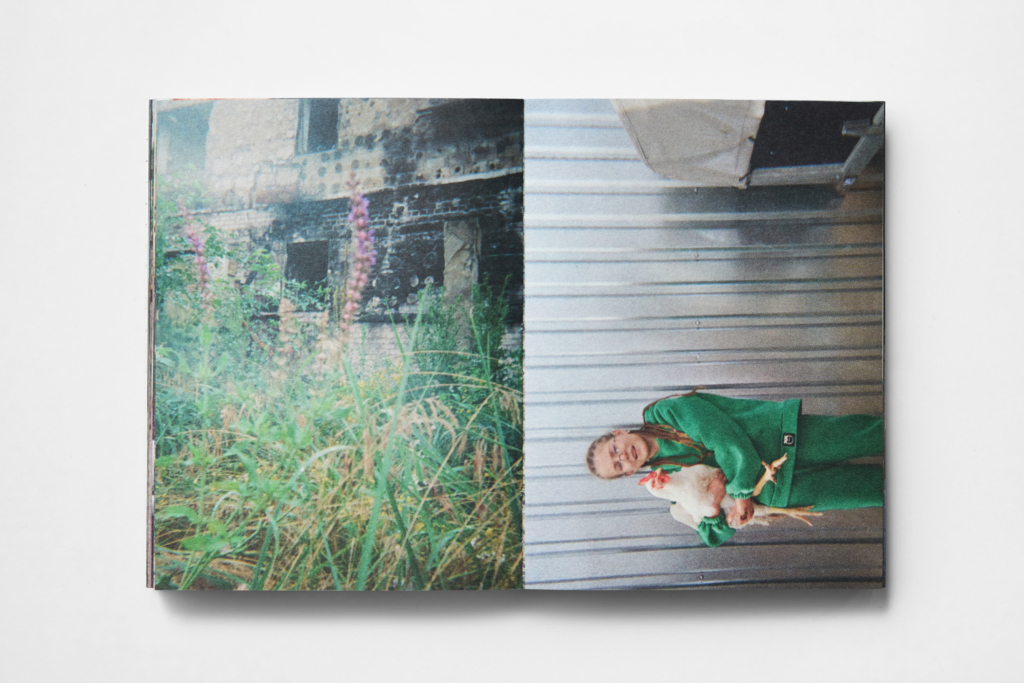 Behind Blue Eyes випустив збірку фотографій, зроблених дітьми у прифронтових і деокупованих селах України