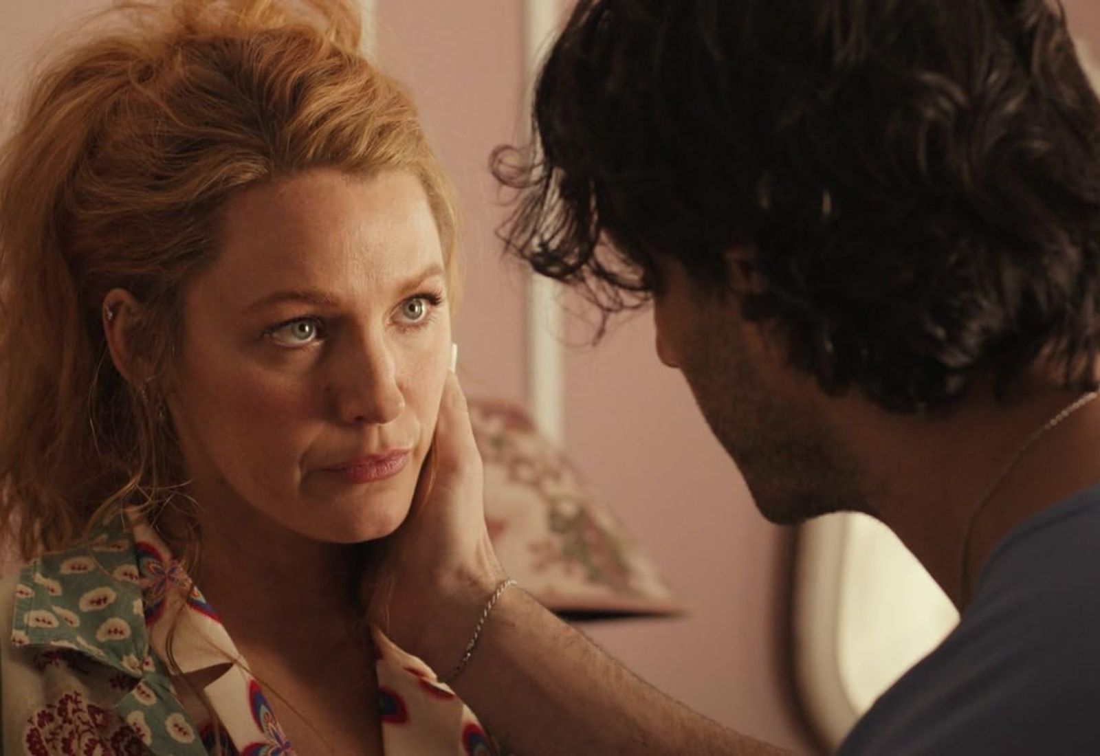 Блейк Лайвлі звинуватила колегу за фільмом «Покинь, якщо кохаєш» у домаганнях, на її підтримку виступила Коллін Гувер. Що відбувається