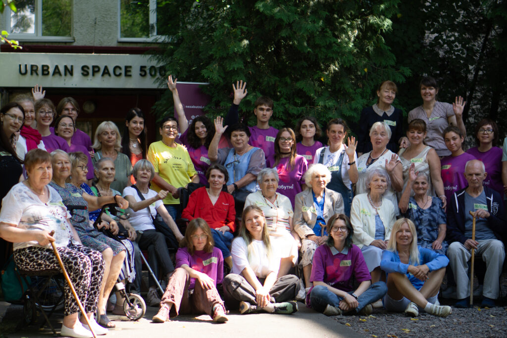 Шлях емпатії та розуміння. Як волонтерки благодійного фонду «Незабутні» допомагають людям із деменцією та підтримують їхні родини