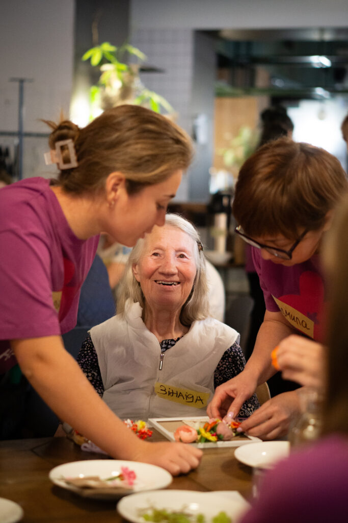 Шлях емпатії та розуміння. Як волонтерки благодійного фонду «Незабутні» допомагають людям із деменцією та підтримують їхні родини