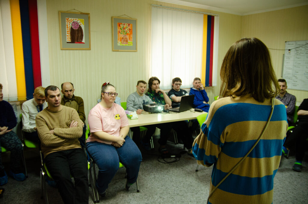 «Феміністична майстерня»: як активістки навчають старших жінок опановувати світ цифрових послуг і гаджетів, а молодь — берегтися від насильства