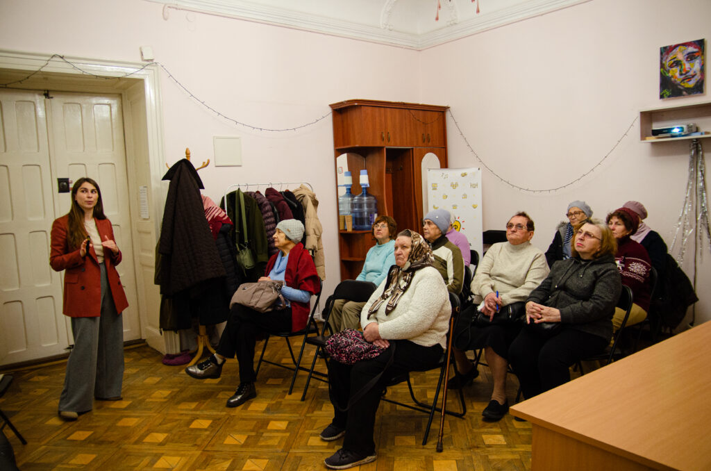 «Феміністична майстерня»: як активістки навчають старших жінок опановувати світ цифрових послуг і гаджетів, а молодь — берегтися від насильства