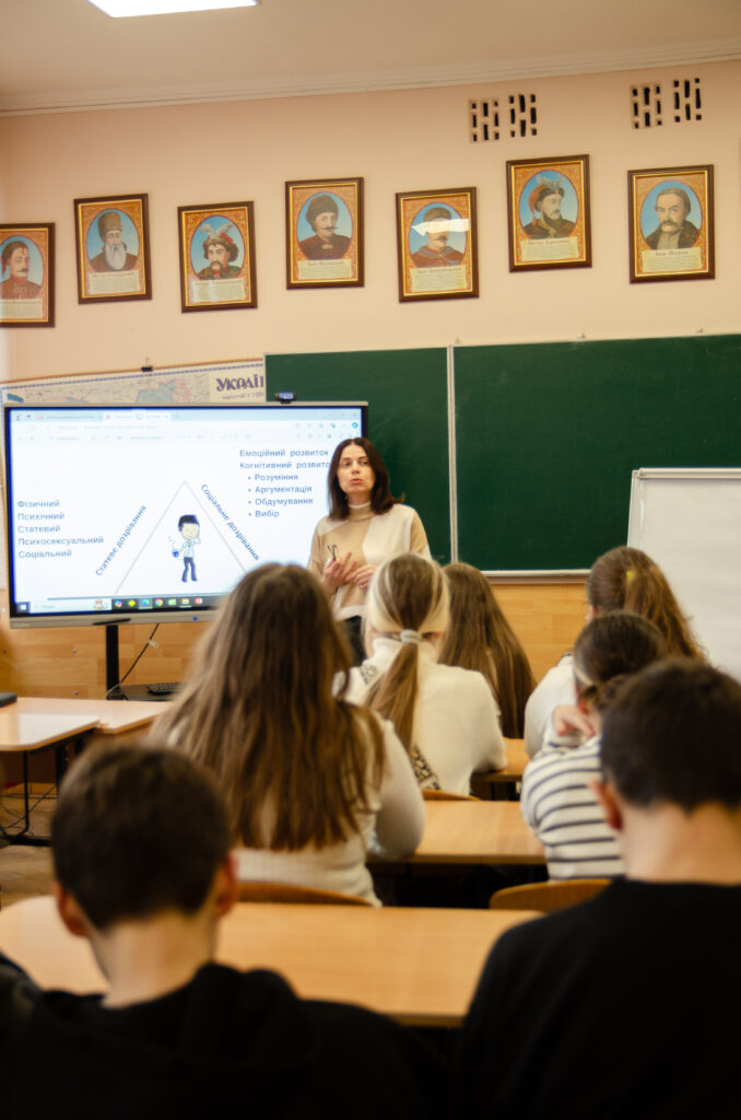 «Феміністична майстерня»: як активістки навчають старших жінок опановувати світ цифрових послуг і гаджетів, а молодь — берегтися від насильства