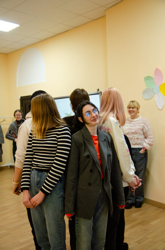 «Феміністична майстерня»: як активістки навчають старших жінок опановувати світ цифрових послуг і гаджетів, а молодь — берегтися від насильства