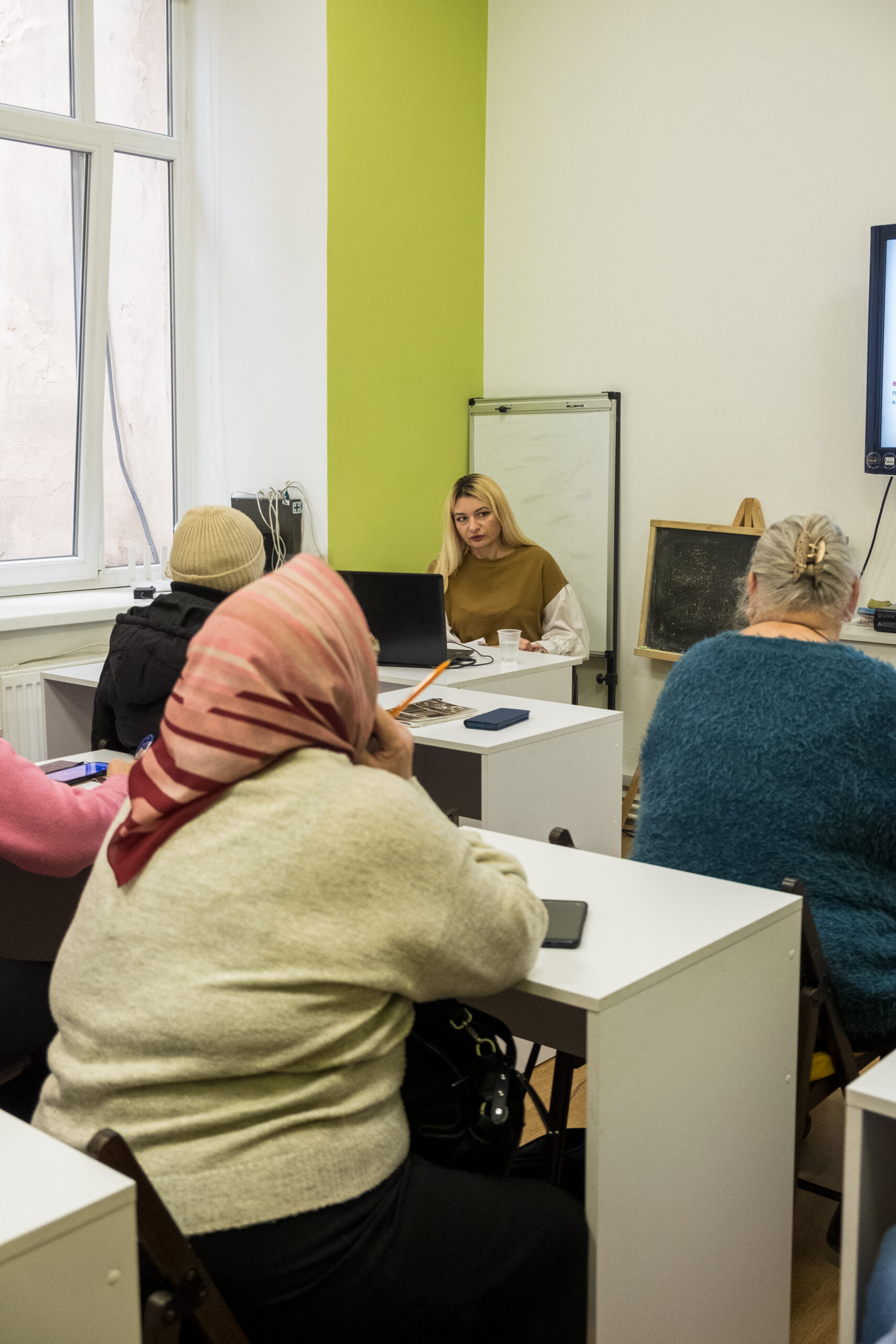 «Феміністична майстерня»: як активістки навчають старших жінок опановувати світ цифрових послуг і гаджетів, а молодь — берегтися від насильства