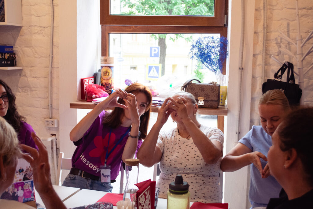 Шлях емпатії та розуміння. Як волонтерки благодійного фонду «Незабутні» допомагають людям із деменцією та підтримують їхні родини