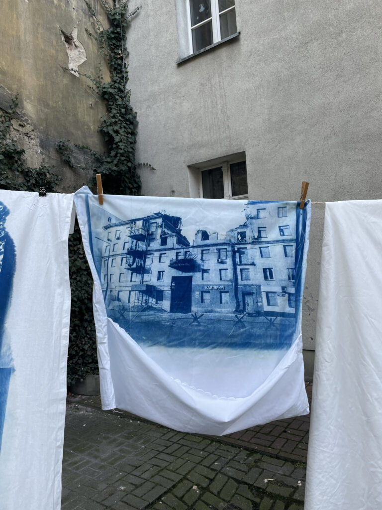 «Перед кінцем світу я помию вікна». Українська мисткиня Таня Бакум створила перформанс у Познані