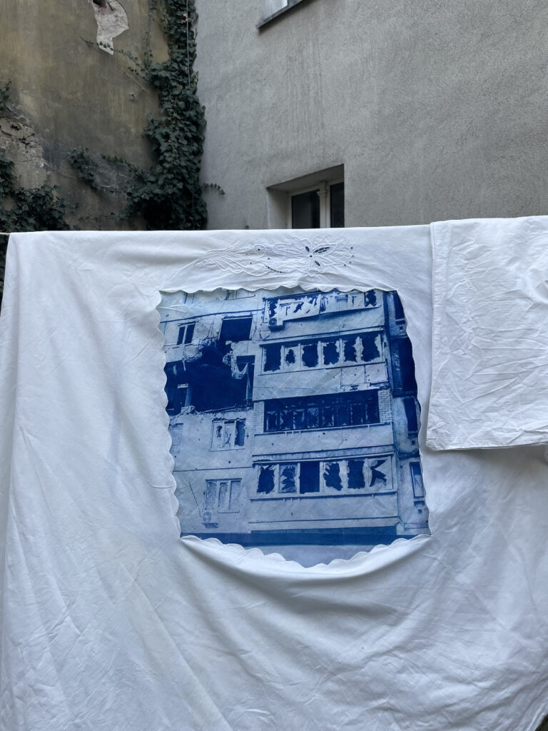 «Перед кінцем світу я помию вікна». Українська мисткиня Таня Бакум створила перформанс у Познані