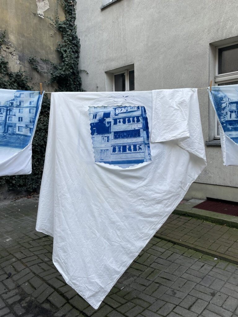 «Перед кінцем світу я помию вікна». Українська мисткиня Таня Бакум створила перформанс у Познані