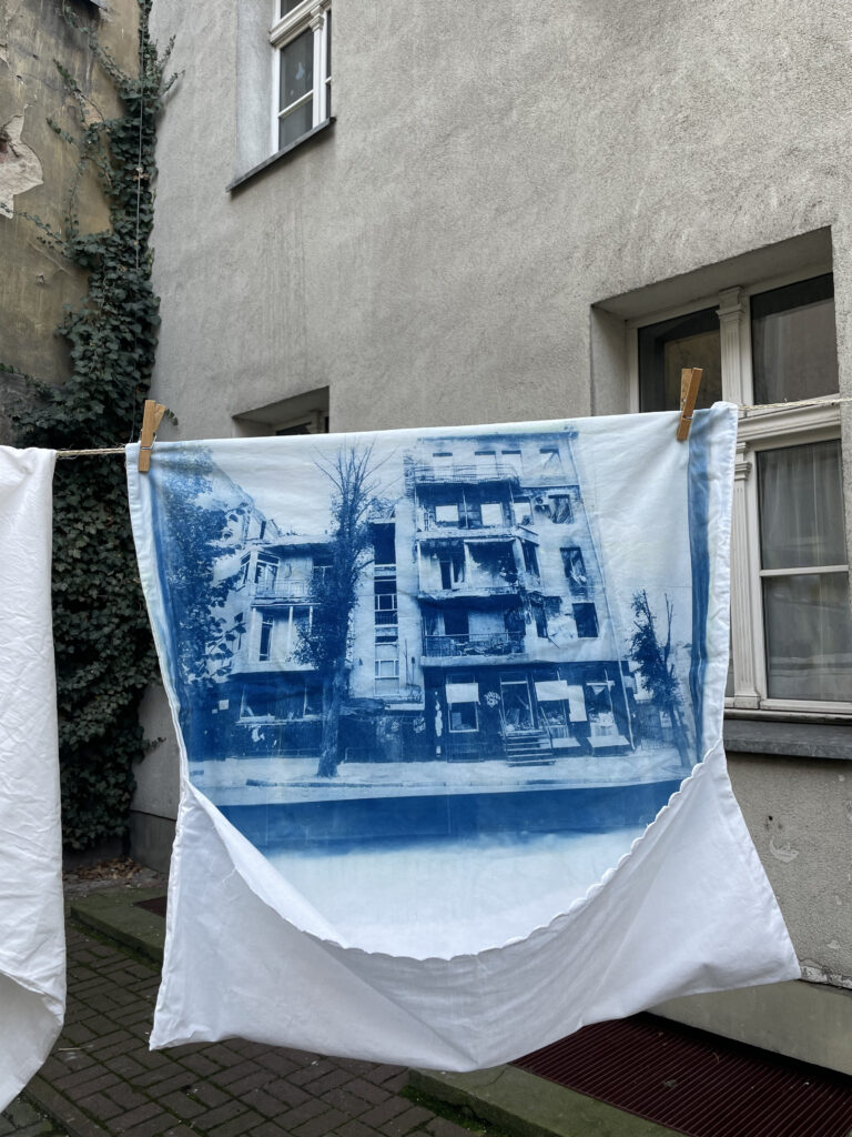 «Перед кінцем світу я помию вікна». Українська мисткиня Таня Бакум створила перформанс у Познані