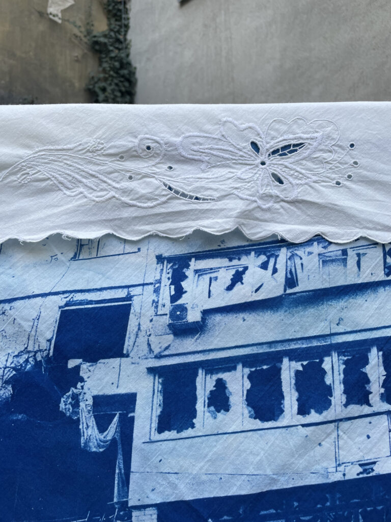 «Перед кінцем світу я помию вікна». Українська мисткиня Таня Бакум створила перформанс у Познані