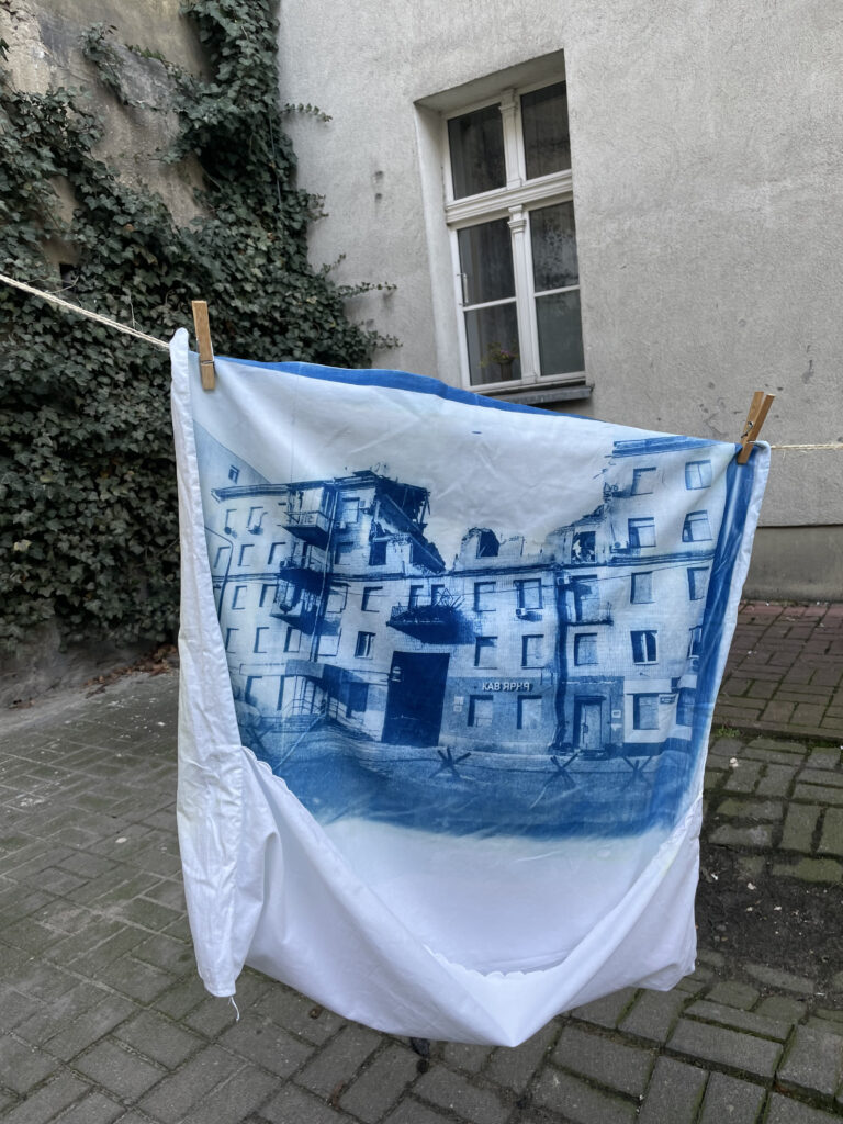 «Перед кінцем світу я помию вікна». Українська мисткиня Таня Бакум створила перформанс у Познані