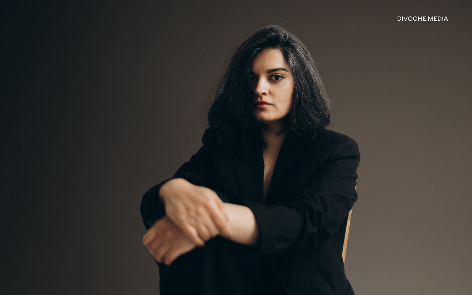 «Мені набридло боятись здатись комусь старою, товстою чи негарною. Хочеться просто бути»: Маріам Найем про сприйняття себе та відмову від макіяжу