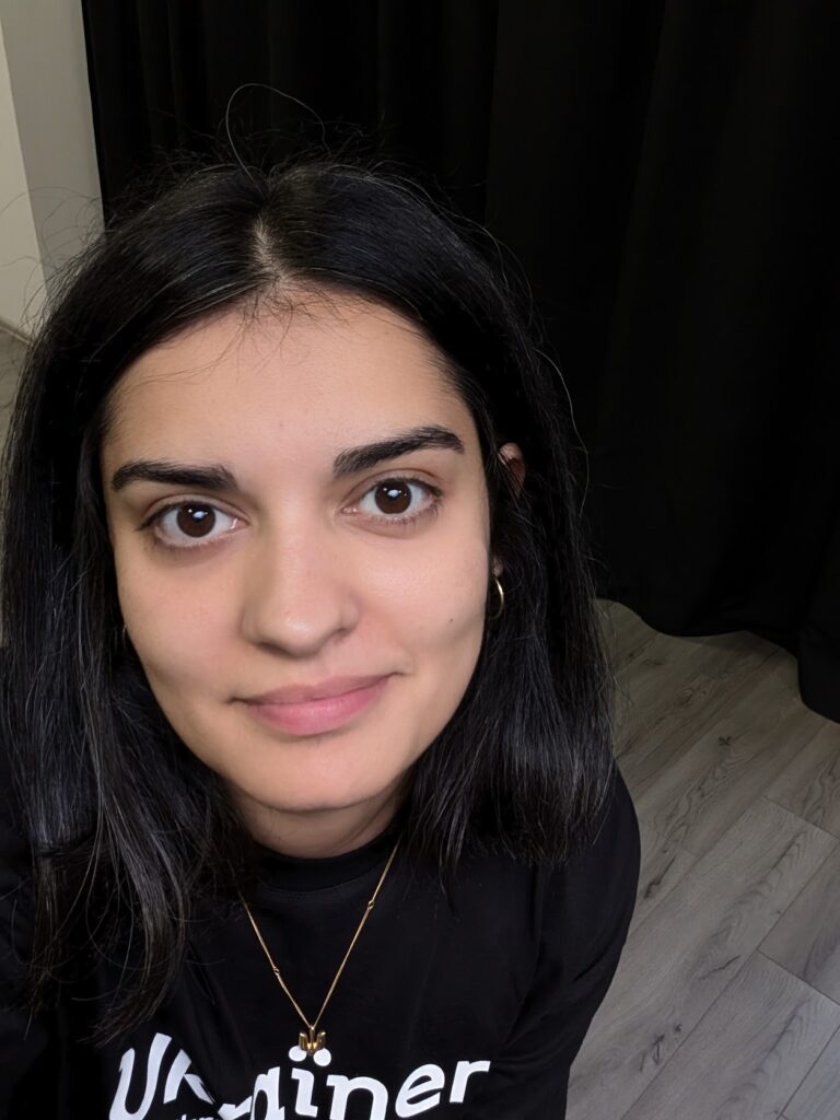 «Мені набридло боятись здатись комусь старою, товстою чи негарною. Хочеться просто бути»: Маріам Найем про сприйняття себе та відмову від макіяжу