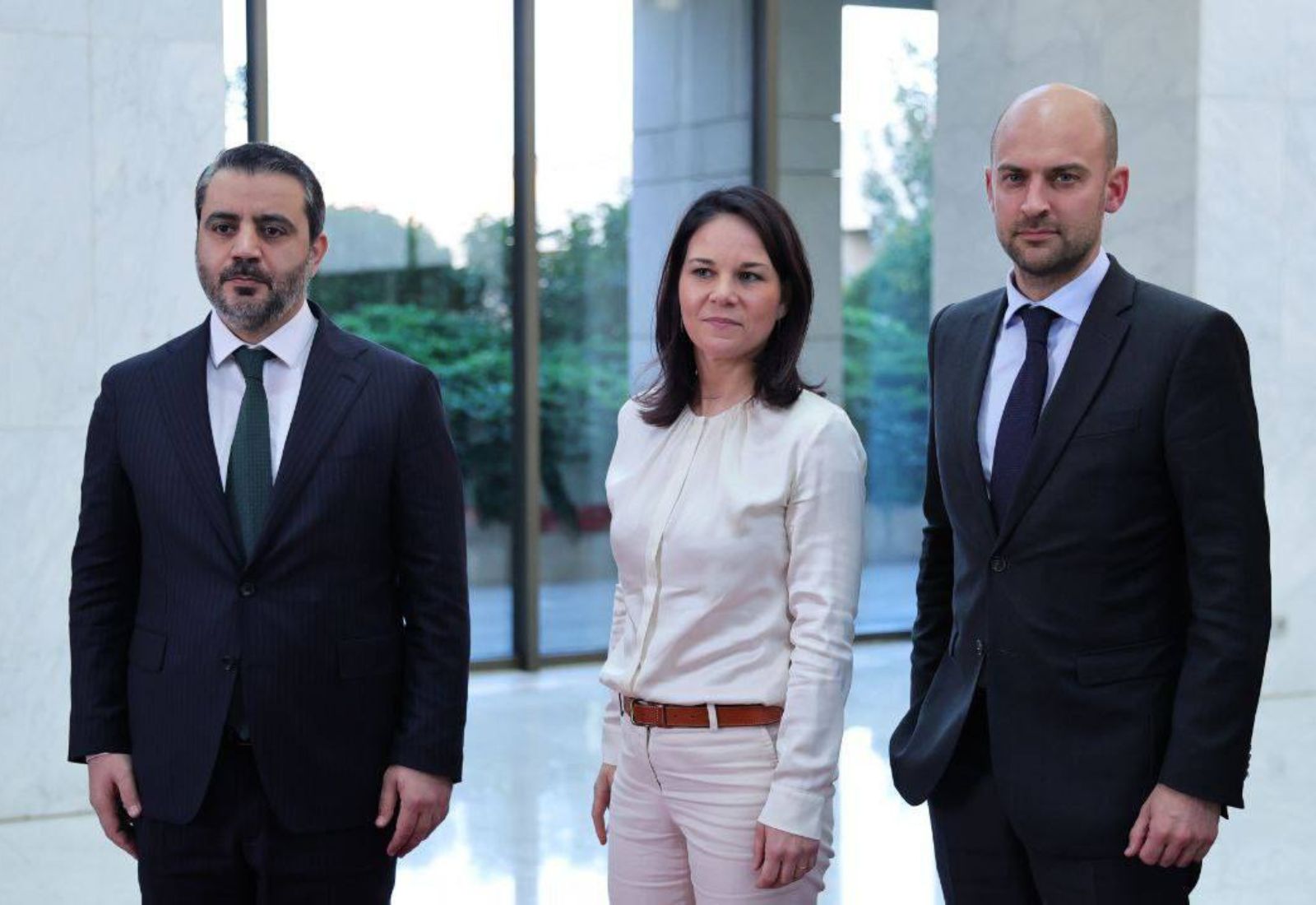 «Заблюрені» жінки на фото із зустрічі з новим лідером Сирії: що не так з поширеними світлинами