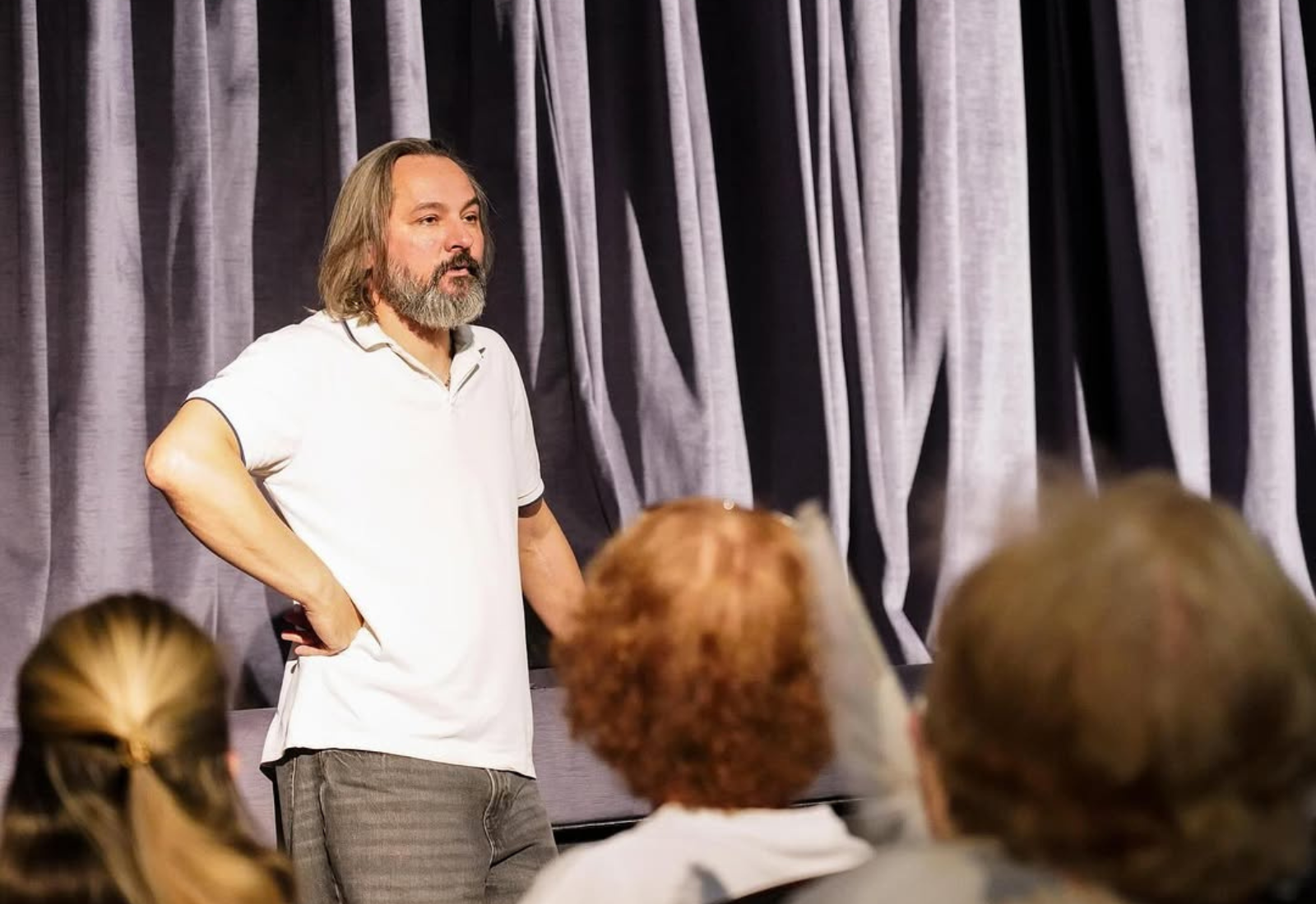 Звинувачений у домаганнях викладач Андрій Білоус повернувся на посаду директора — художнього керівника Молодого театру