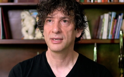 Називав «рабинями», ґвалтував і примушував до статевих збочень. З’явилися нові звинувачення проти Ніла Ґеймана