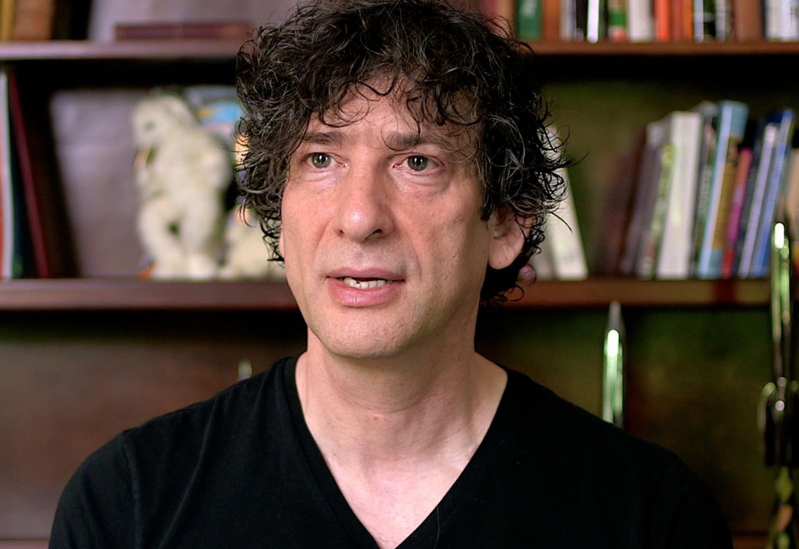 Називав «рабинями», ґвалтував і примушував до статевих збочень. З’явилися нові звинувачення проти Ніла Ґеймана